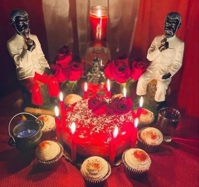 Altar preparado para un amarre de amor con velas rojas y rosas
