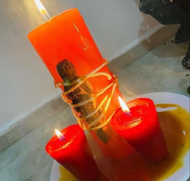 Vela de magia roja atada con una figura para un ritual de amor y pasión