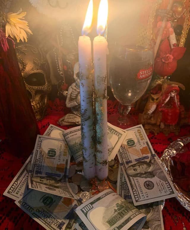 Ritual de dinero y prosperidad con velas consagradas sobre billetes