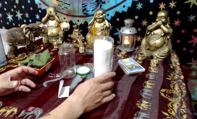 Altar de la abundancia con Budas dorados durante un ritual