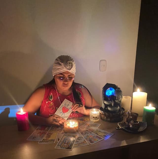 Maestra espiritual realizando una lectura de cartas para un amarre de amor