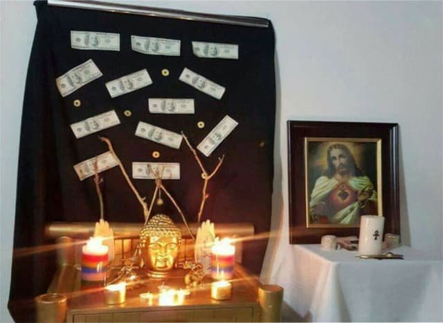 Altar del árbol del dinero con velas y Buda de la abundancia